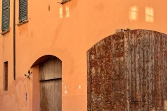 squam-creative-teele-salmon-walls-wooden-doors-bologna