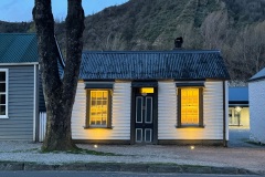 squam-creative-teele-55-buckingham-street-arrowtown-stevenson-cottage-twilight